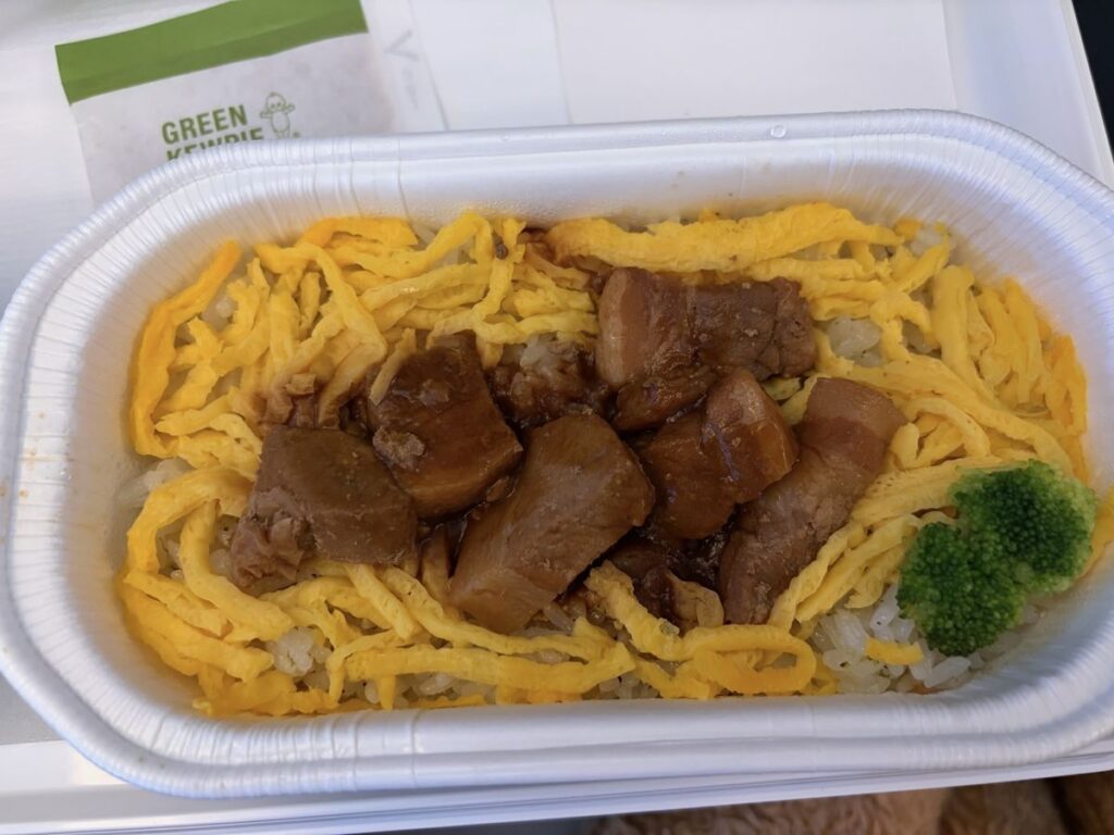 JAL機内食の豚角煮ちらし寿司。錦糸卵の上にやわらかい豚角煮とブロッコリーが乗っている