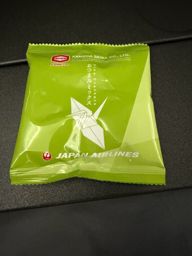 JALオリジナルパッケージの亀田製菓おつまみミックス。折り鶴のデザイン