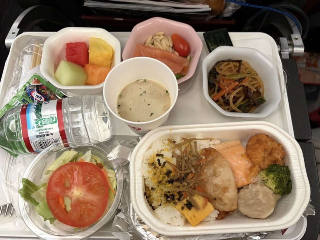JAL復路機内食のトレイ全体。味噌汁、サラダ、小鉢、フルーツ付き