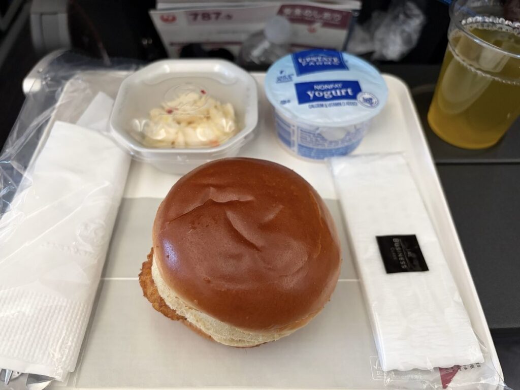 JAL機内食の海老カツバーガーとコールスロー、ヨーグルト