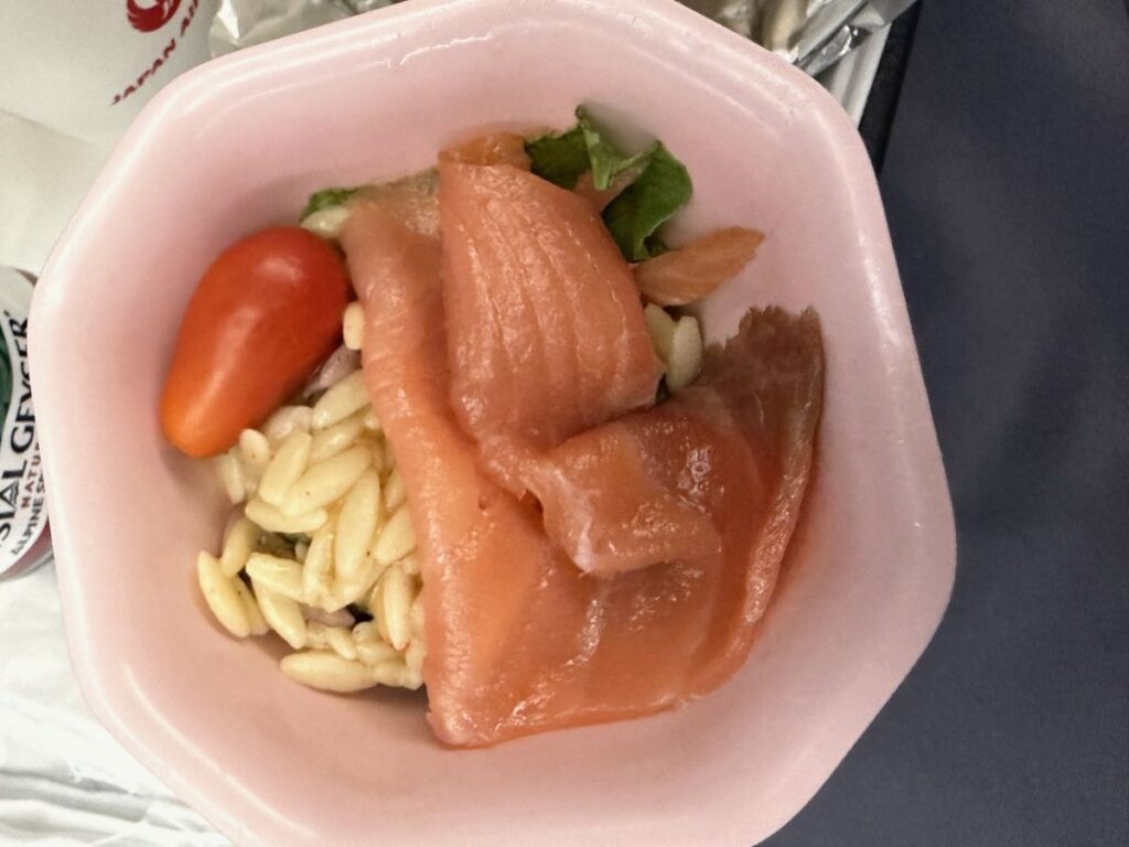 JAL機内食の副菜、スモークサーモンとオルゾパスタサラダ
