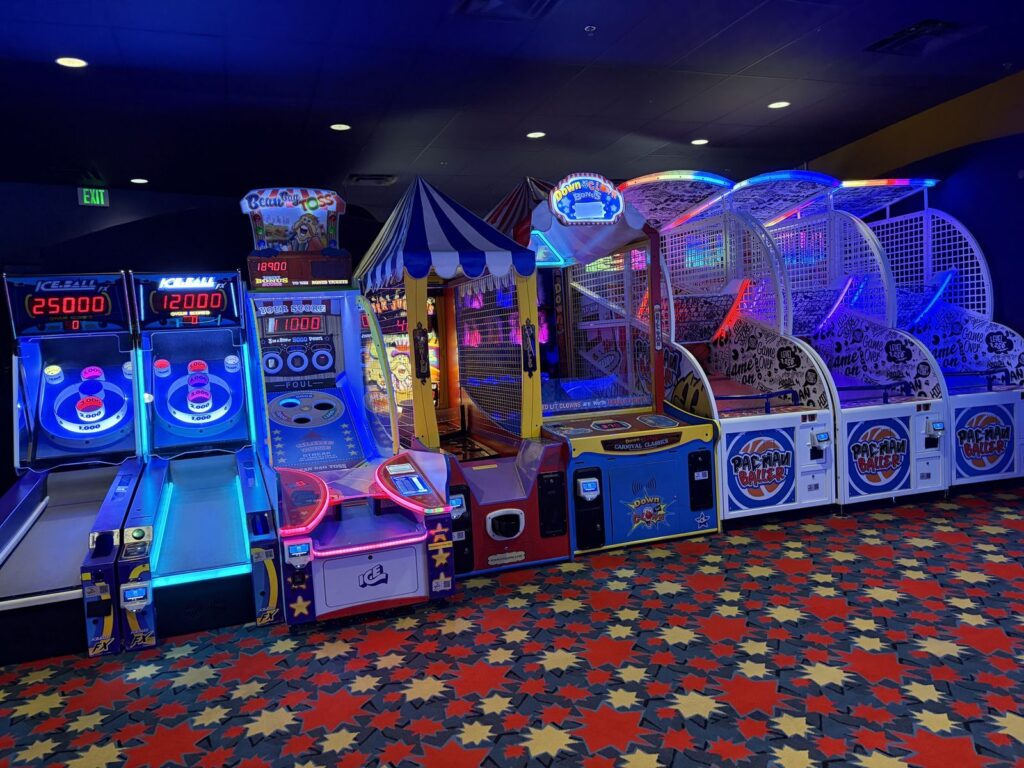ボール投げ系のアーケードゲームが並ぶポップセンチュリーのゲームセンター