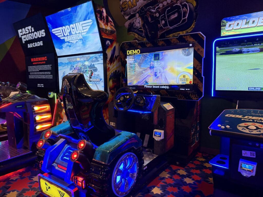 ポップセンチュリーのゲームセンターに並ぶレーシングゲームなどの大型筐体