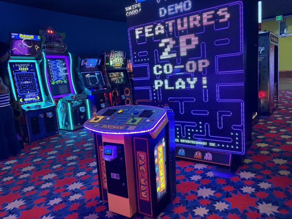 パックマンなどのレトロゲームが並ぶポップセンチュリーのゲームセンター