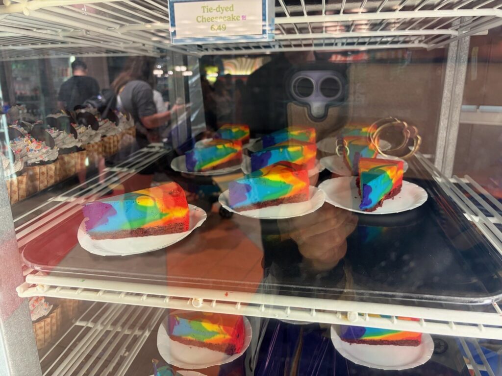 フードコートで売られている虹色のタイダイチーズケーキ