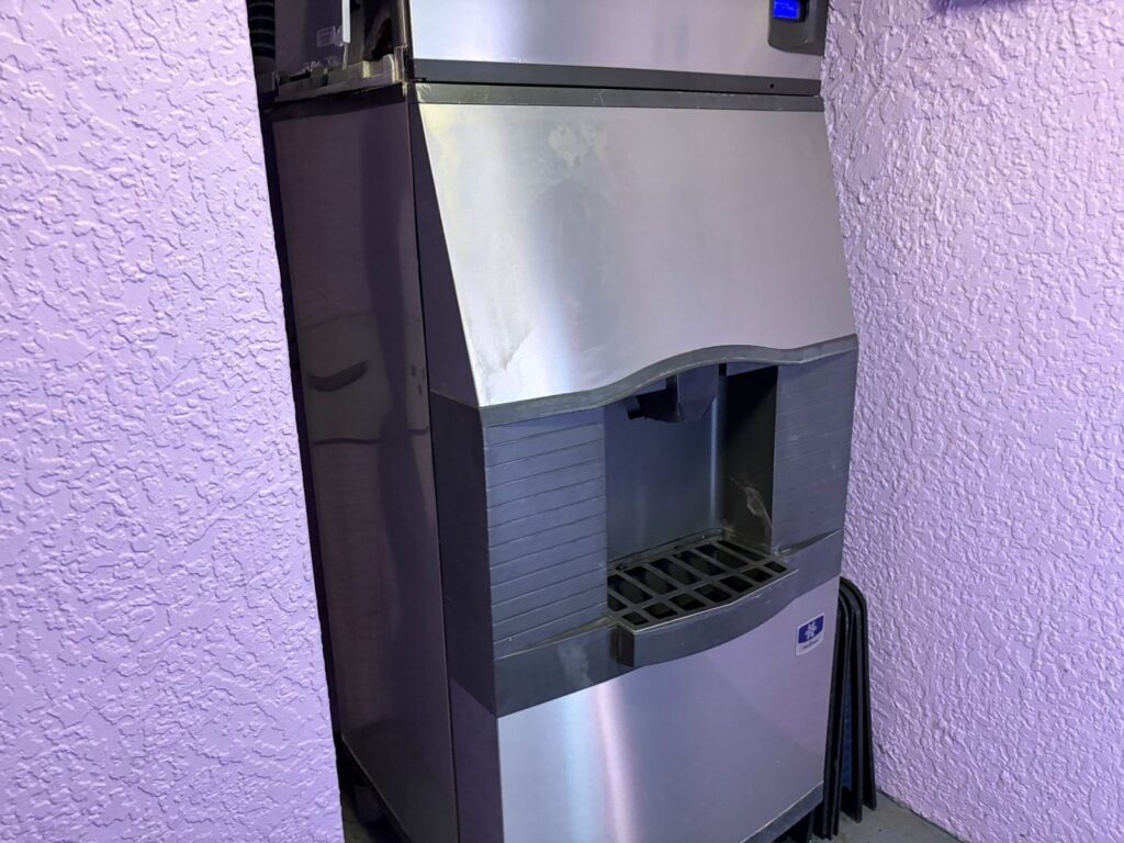 ポップセンチュリー館内の製氷機