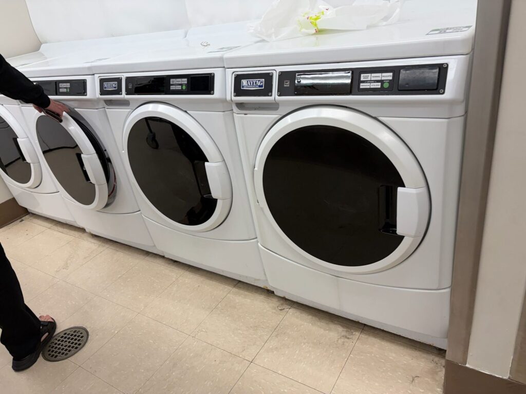 ポップセンチュリーのコインランドリーの洗濯機