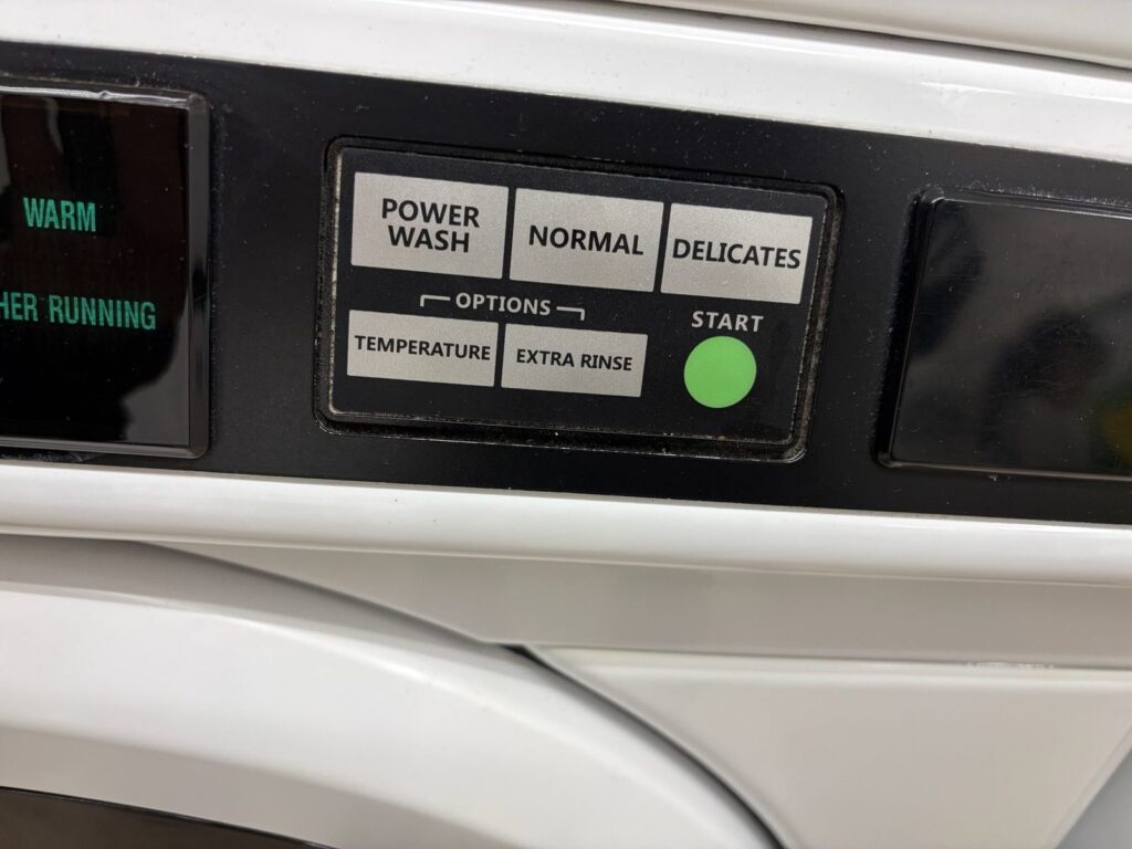 コインランドリー洗濯機の操作ボタン