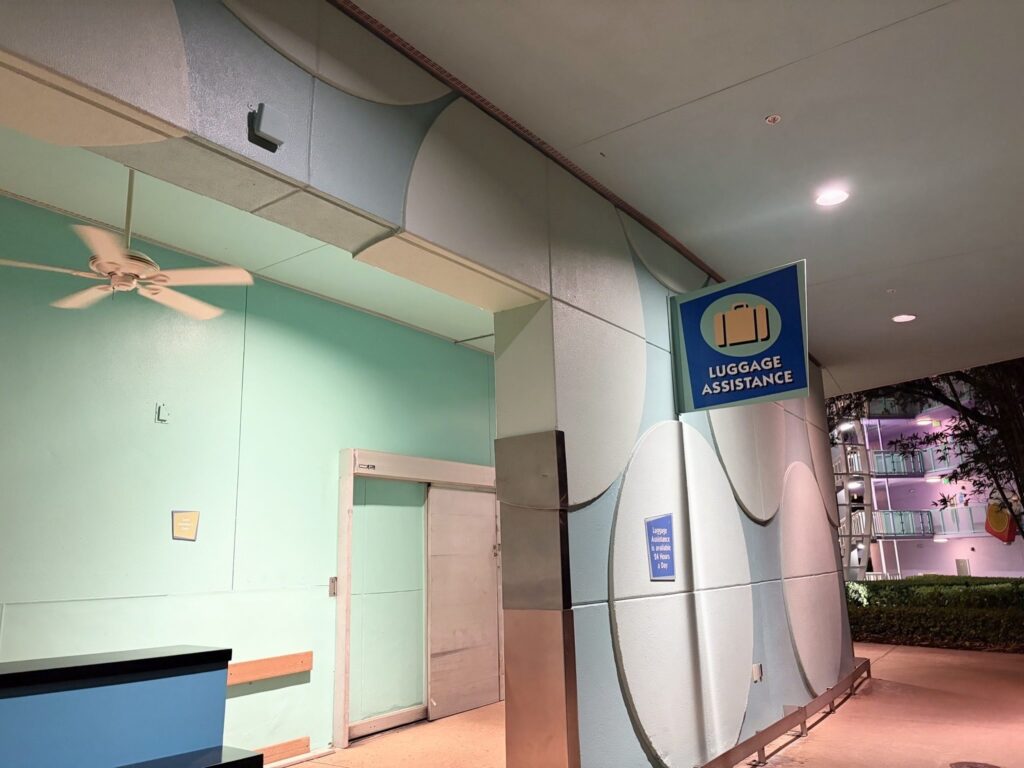 ポップセンチュリーのラゲッジアシスタンス（荷物預かり窓口）の看板