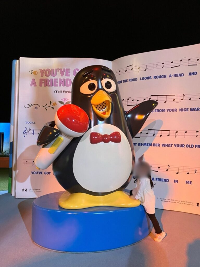 トイ・ストーリーホテルの中庭にあるペンギン(Wheezy)のキャラクター像
