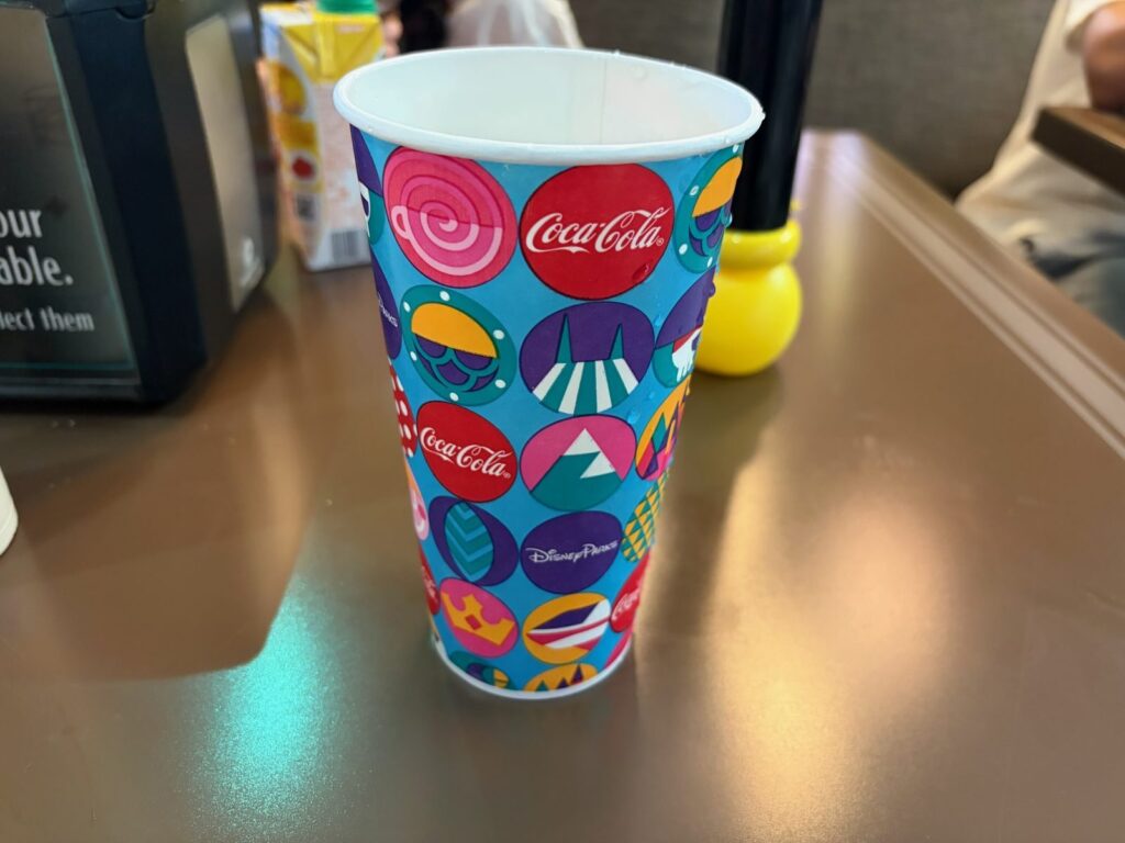 WDWのドリンクバーでもらった氷入りドリンクのカップ