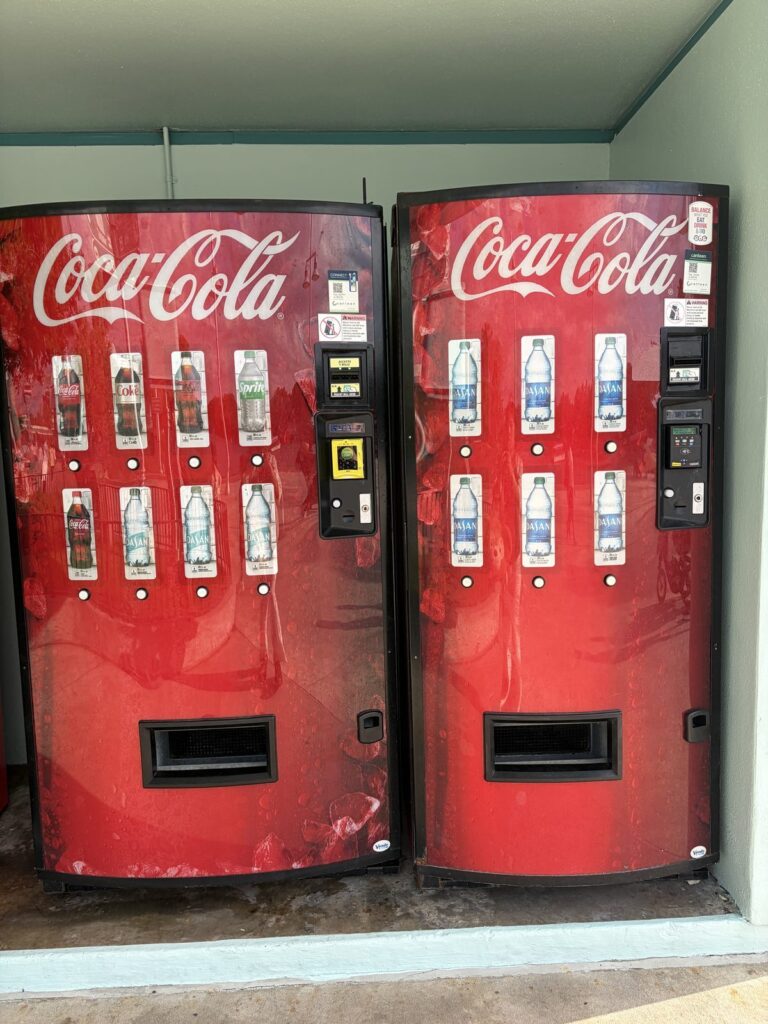 ハリウッドスタジオ内の自動販売機。水1本5ドルの価格表示