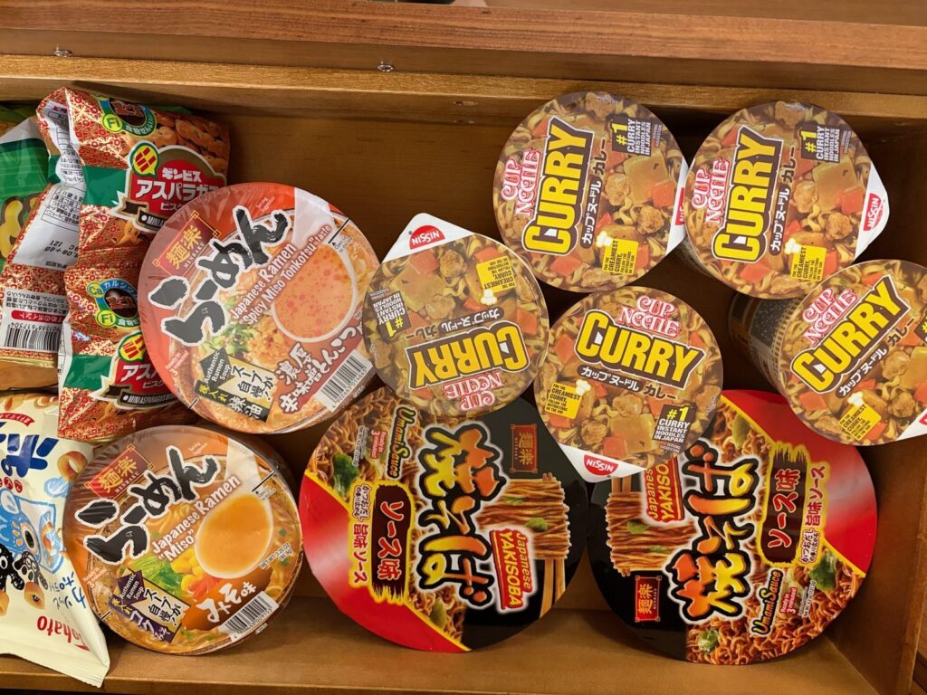 ホテル客室の引き出しに詰め込んだ日本のカップ麺・レトルト食品のストック