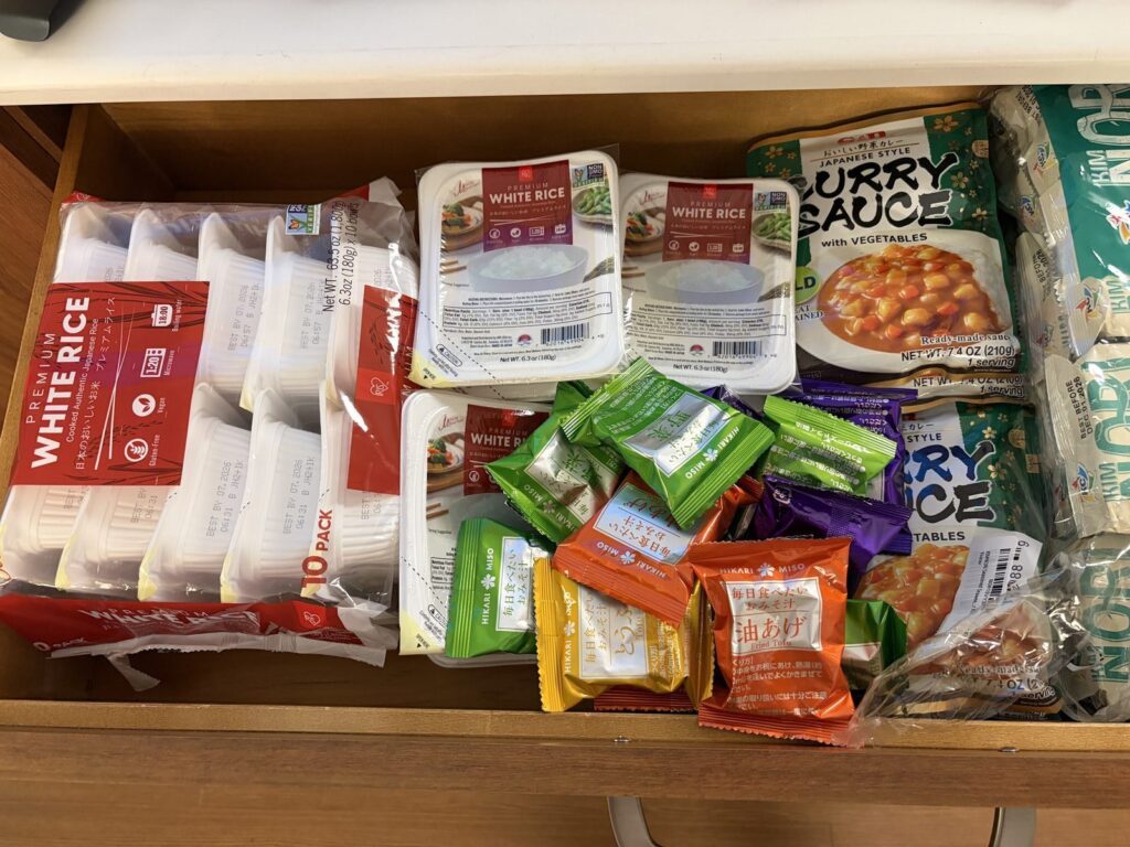 ホテル客室に持ち込んだ日本食(カップ麺・レトルトカレー等)のストック