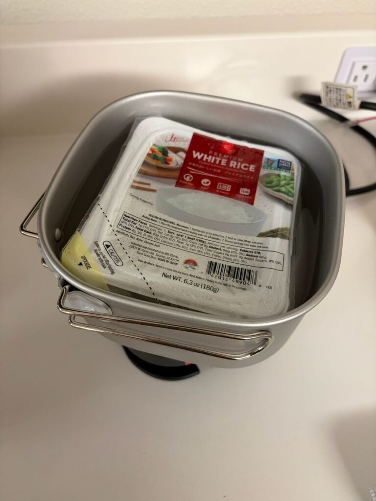 トラベルマルチクッカーでパックごはんを湯煎している様子
