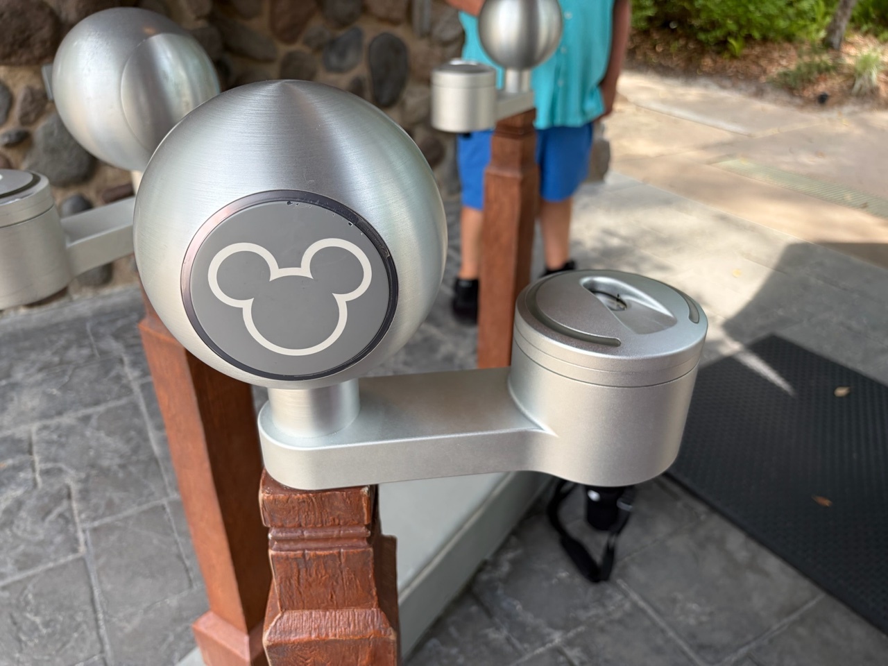 WDWのミッキー型タッチ機械。ライトニングレーンの入口にも同型の機械が設置されている