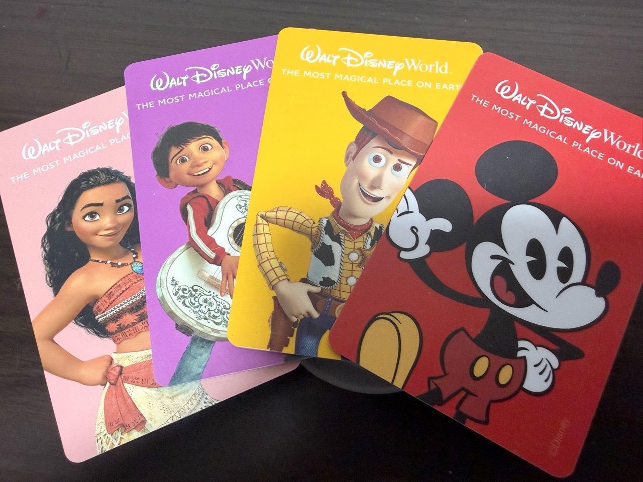 WDW直営ホテルのチェックイン時にもらえるルームキー4枚。モアナ・ミゲル・ウッディ・ミッキーのデザインで、パークチケットとLightning Laneのタッチにも使える