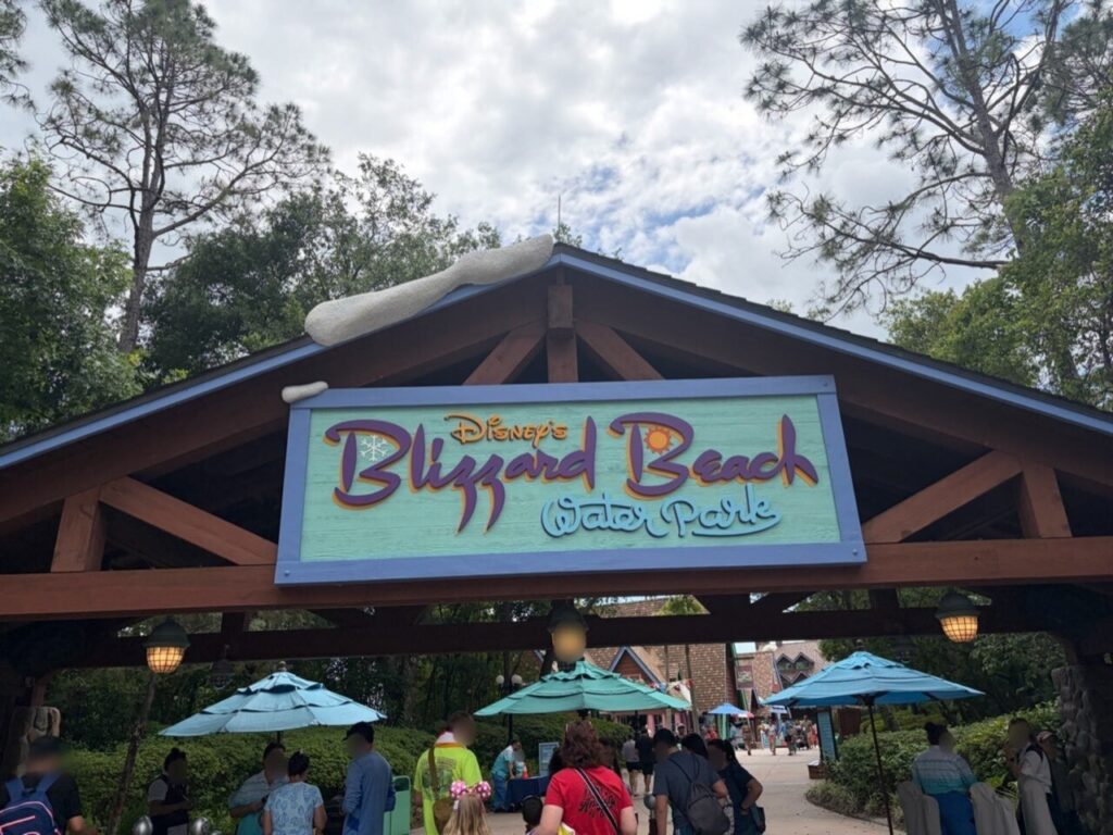 ディズニー・ブリザードビーチの入口ゲート。木造の屋根の上に雪をかぶった「Disney's Blizzard Beach Water Park」の看板が掲げられている