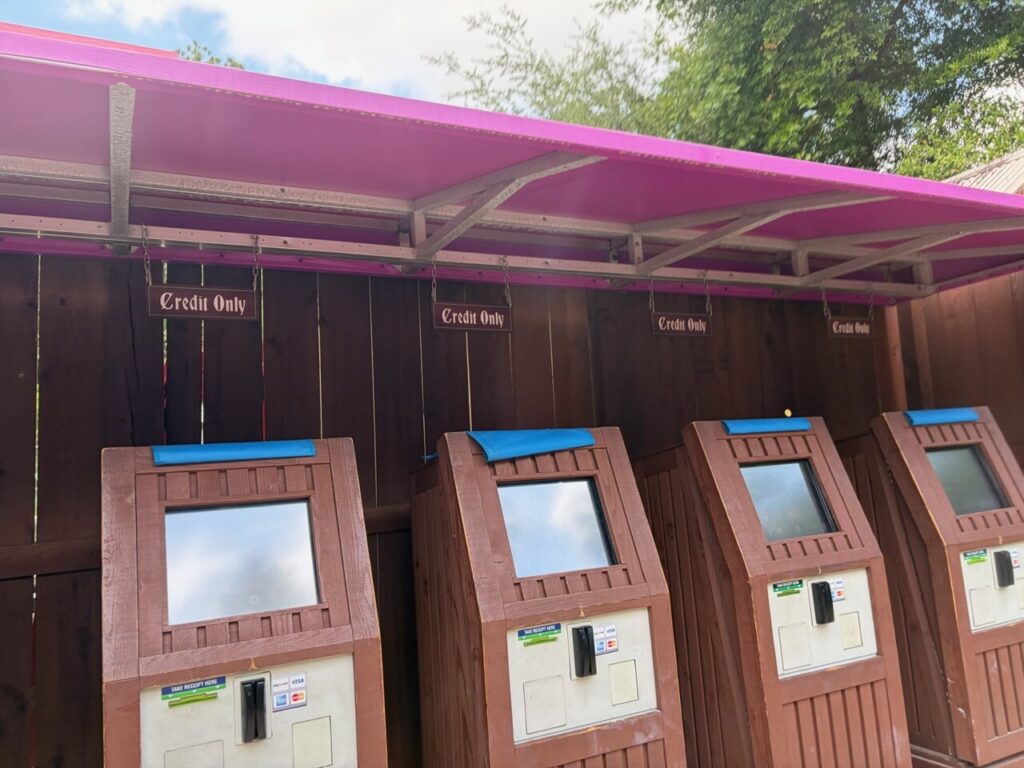 ブリザードビーチのロッカーレンタルの操作機。それぞれの機械の上に「Credit Only」と書かれた札が下がっている