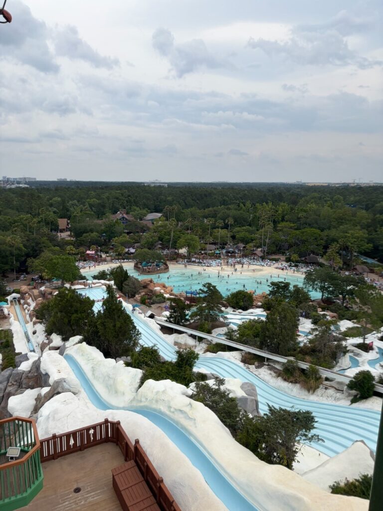 サミット・プラメットの列に並んでいるときに見えるブリザードビーチ園内の景色。高い位置から園内が見下ろせる