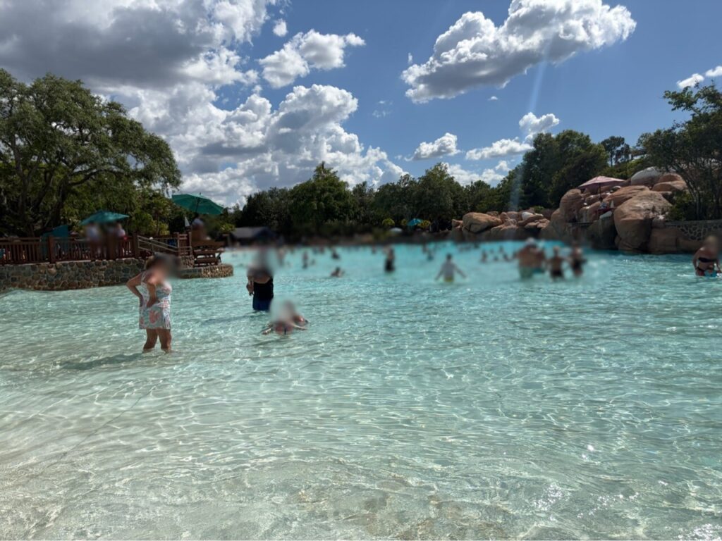 ブリザードビーチの波のプールの浅瀬。手前は水が透きとおって底が見えており、奥に行くほど水深が深くなっている