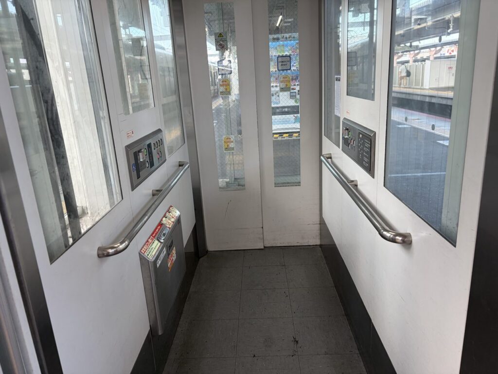 JR奈良駅のエレベーターの内部
