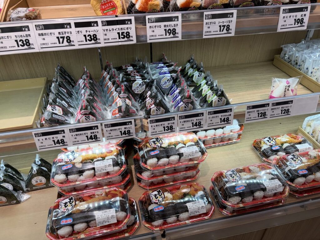 スーパーのおにぎり売り場。鮭わかめなど具材入りのおにぎりが並んでいる