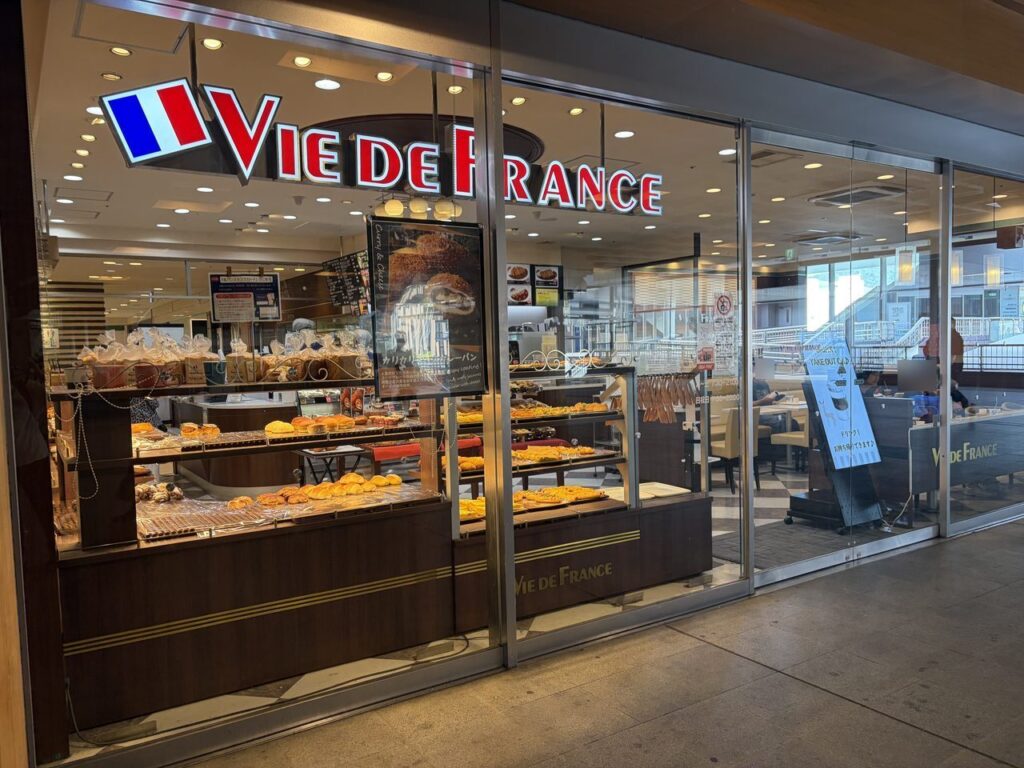 JR奈良駅の駅ビルにあるパン屋ヴィ・ド・フランスの外観。ガラス張りの店内にパンが並んでいる
