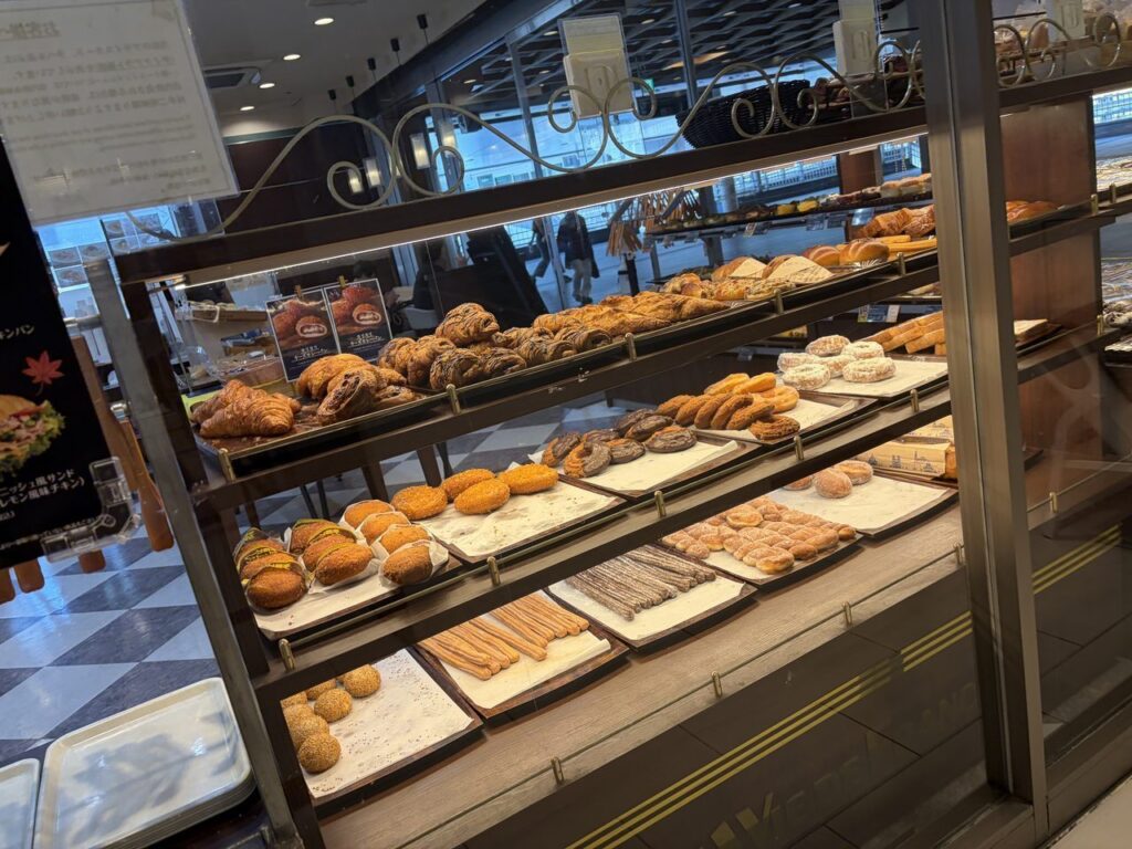 ヴィ・ド・フランスの店内に並ぶデニッシュや惣菜パン