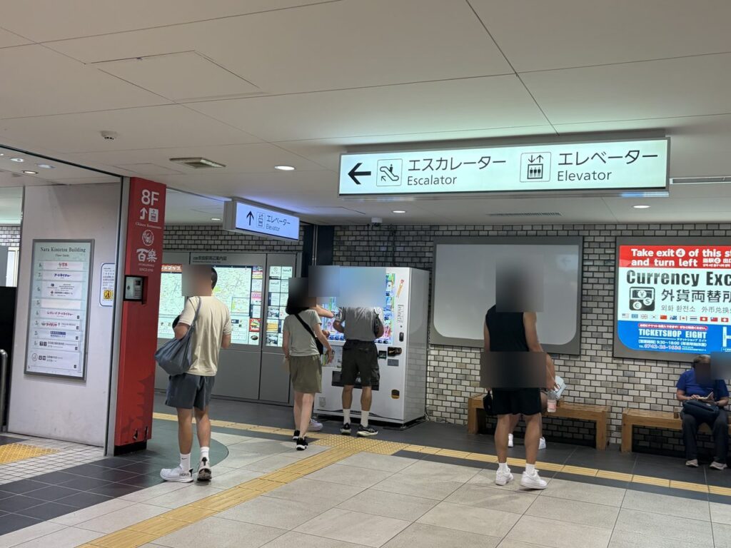 近鉄奈良駅の改札外に吊られた案内板。左矢印とエスカレーター、右にエレベーターのマークが並んでいる