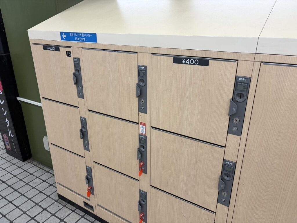 近鉄奈良駅の改札前にある400円のコインロッカー。3段式で木目調