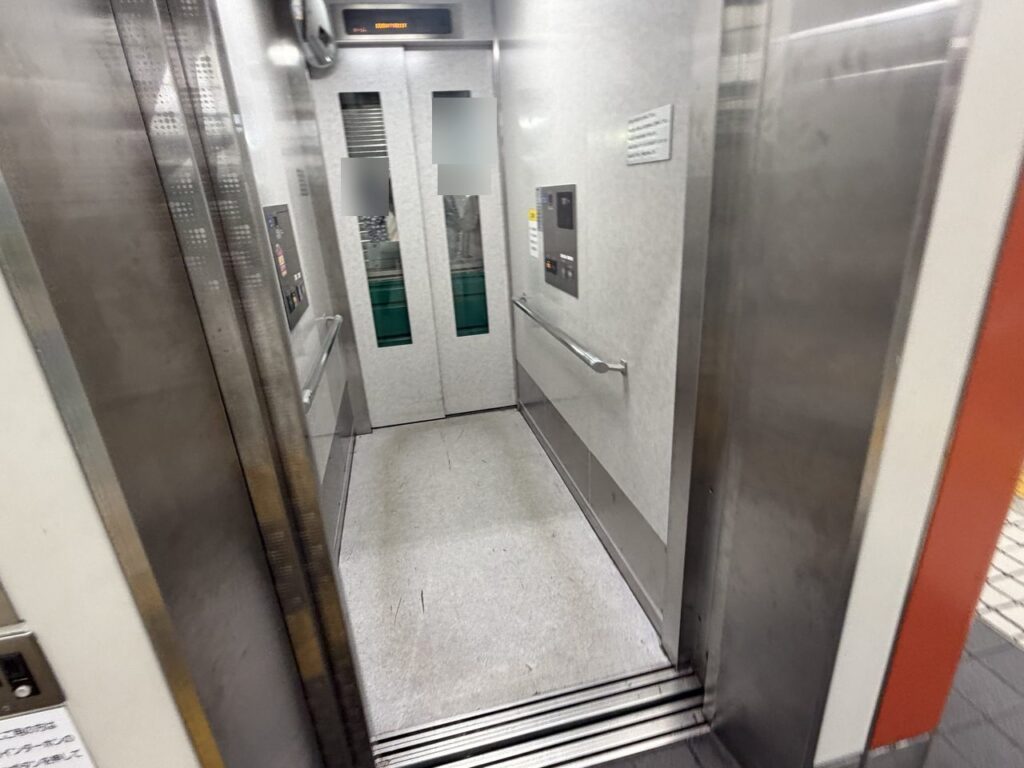 近鉄奈良駅ホームのエレベーターの内部。手すりが付いていて、ベビーカーが入る広さがある