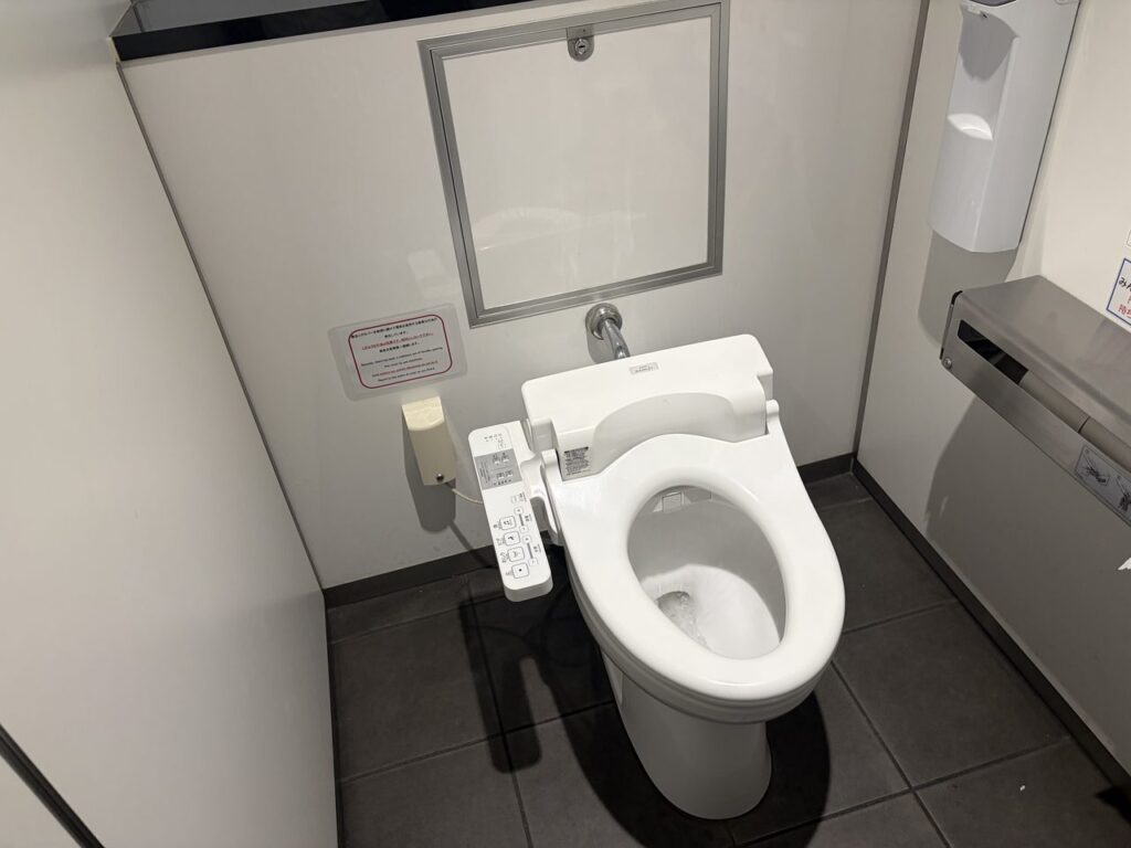 近鉄奈良駅のホームにあるトイレの個室。洋式便座はあるが、おむつ替え台は設置されていない