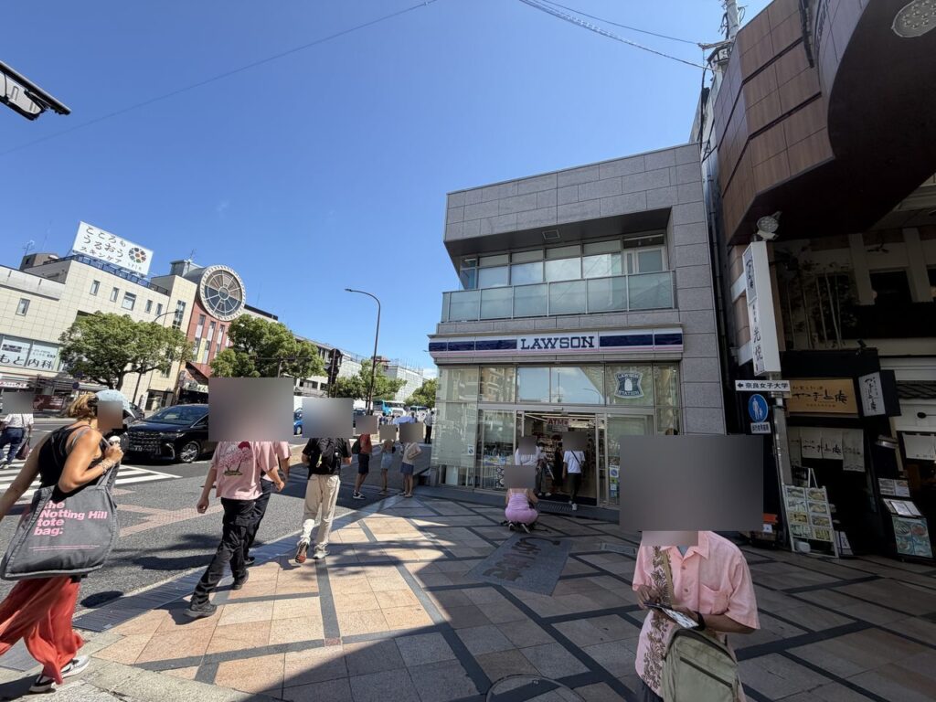 近鉄奈良駅前の交差点。正面にローソンの店舗があり、横断歩道を多くの人が渡っている