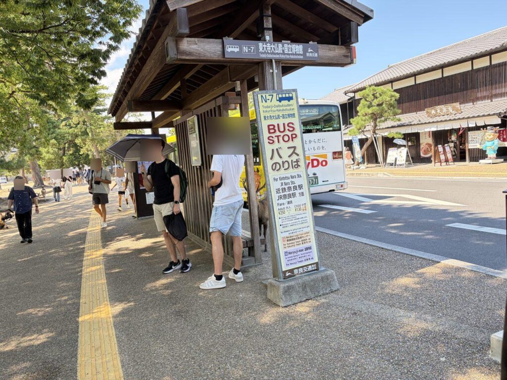 奈良公園前のバス停「BUS STOP のりば」の待合所