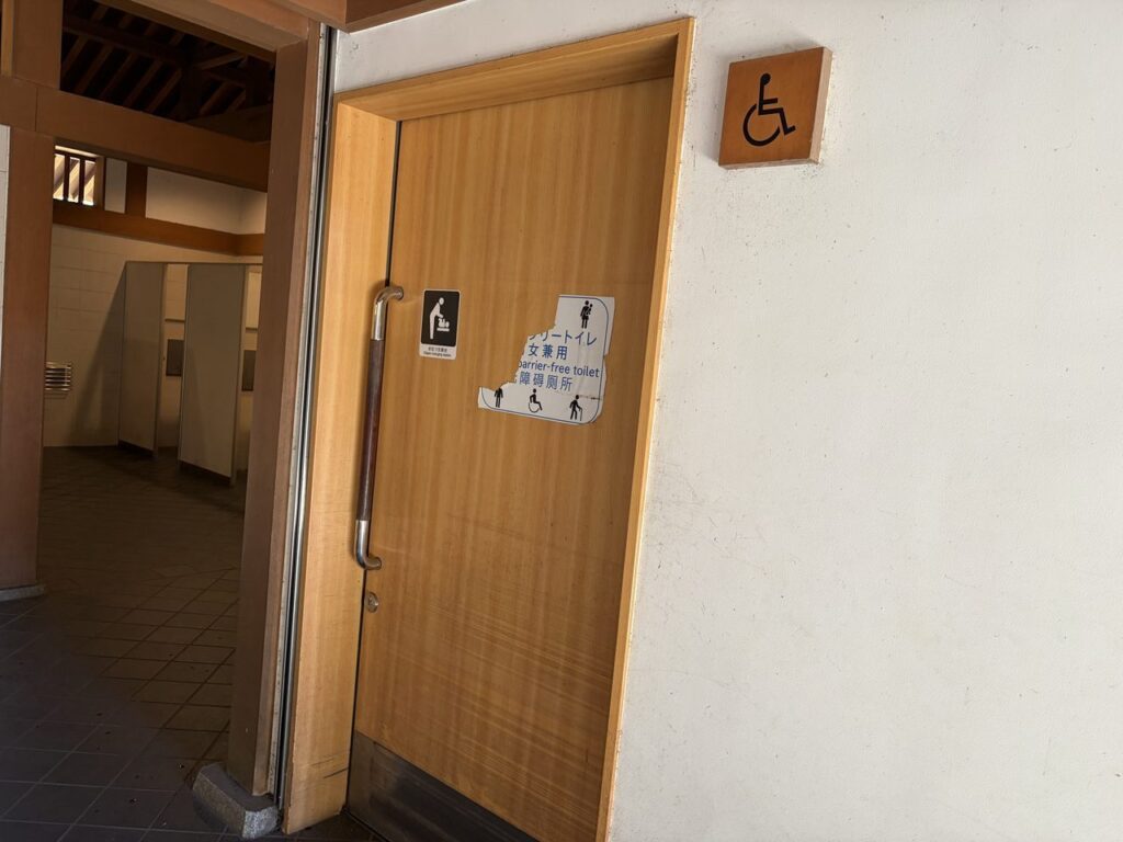 東大寺のトイレの中にあるバリアフリートイレの扉。「バリアフリートイレ 男女兼用」の表示と車椅子マークがある