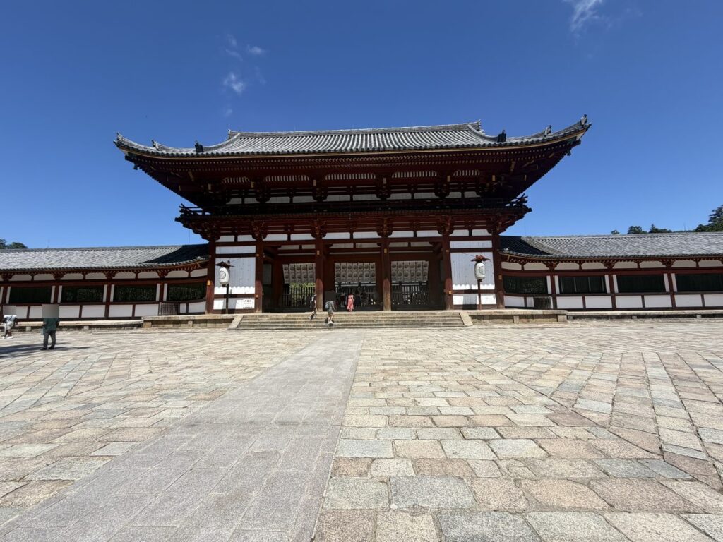 東大寺の中門を正面から見たところ。朱塗りの門の前に広い石畳の広場がある