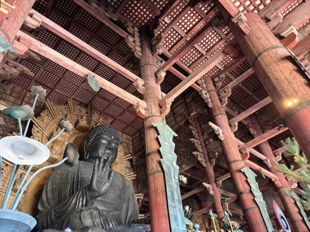 東大寺大仏殿の天井と朱色の柱、大仏の横顔