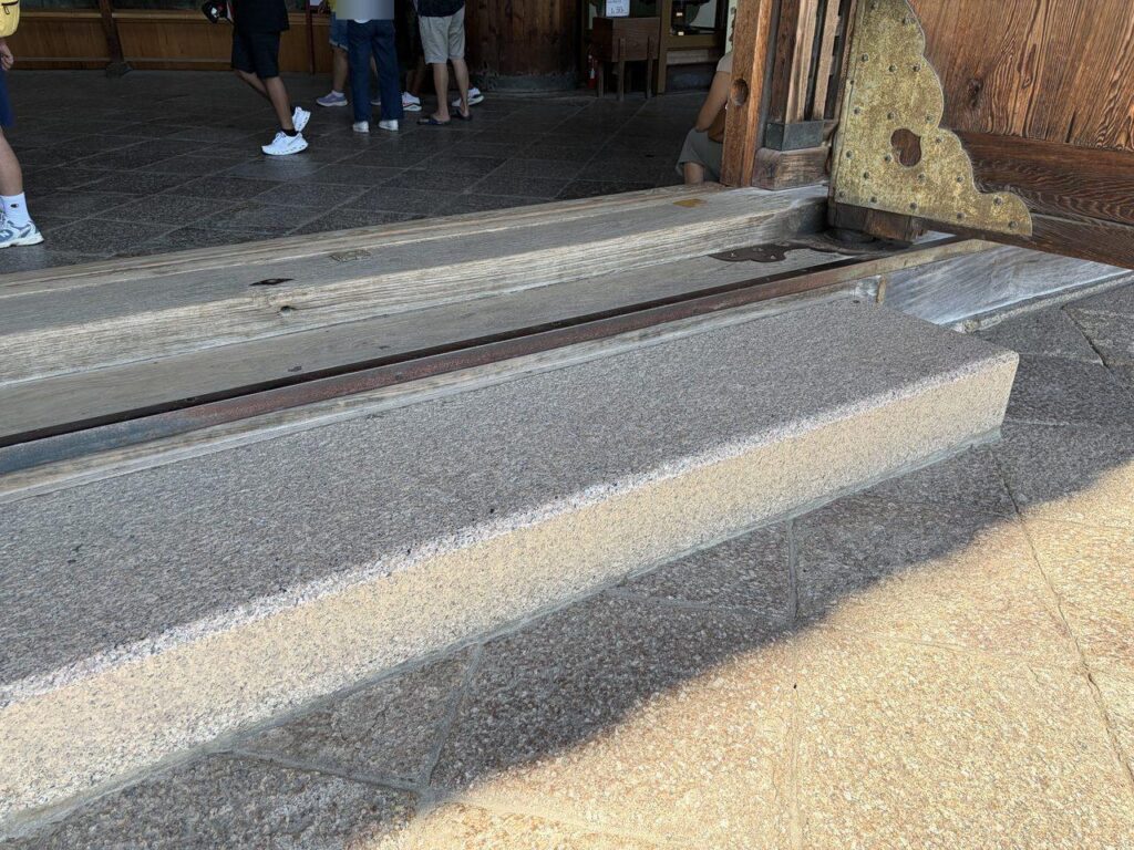 東大寺大仏殿の入口の敷居部分。石の段差と木の敷居があり、その先は堂内の床になっている