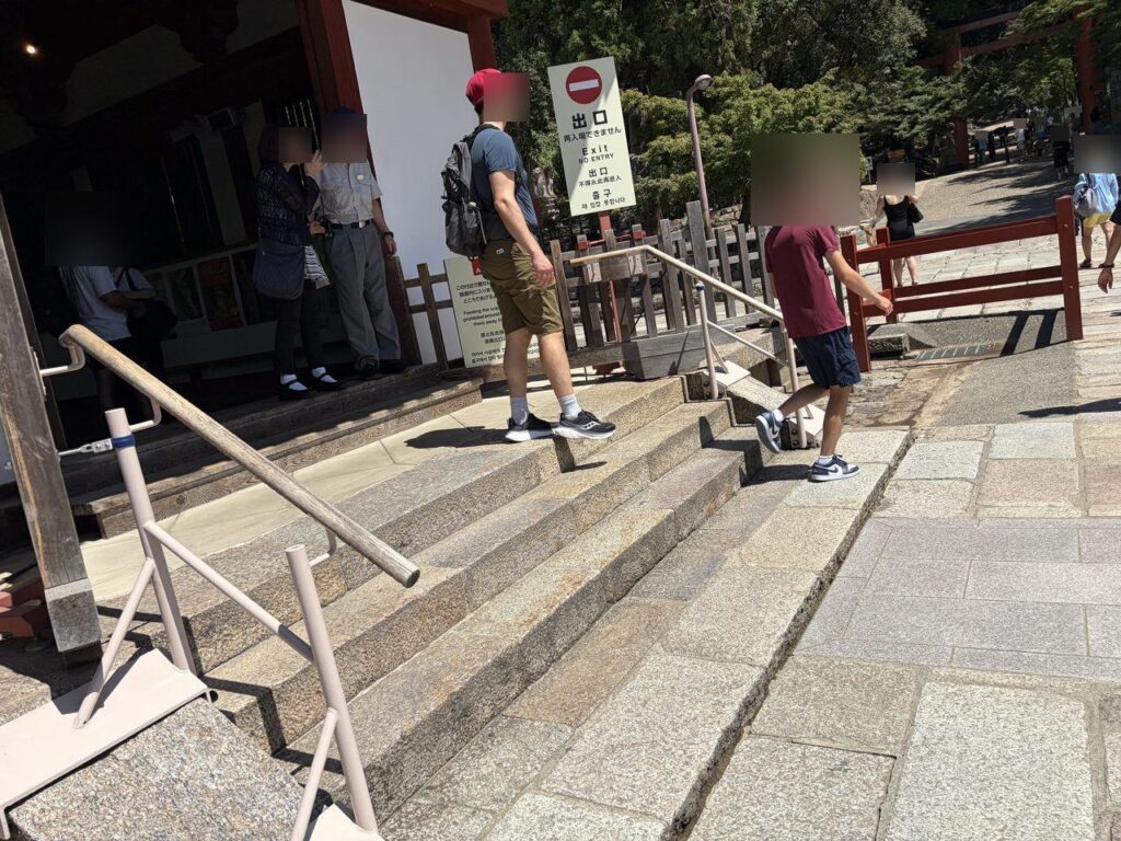 東大寺大仏殿の出口の階段。「出口 EXIT」の看板が立っている