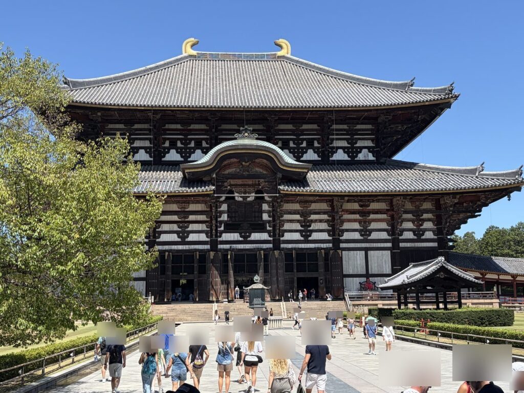 東大寺の大仏殿へ向かう平らな参道と、正面に見える大仏殿