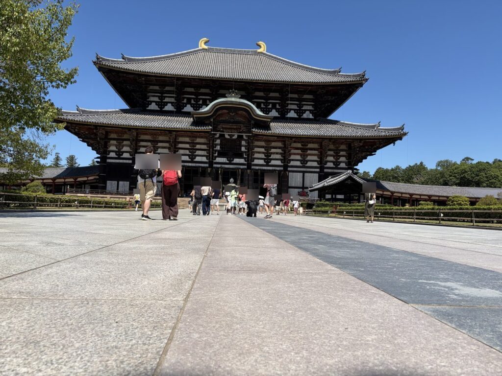 東大寺の回廊内から大仏殿へまっすぐ続く平らな参道。大仏殿が正面に見える