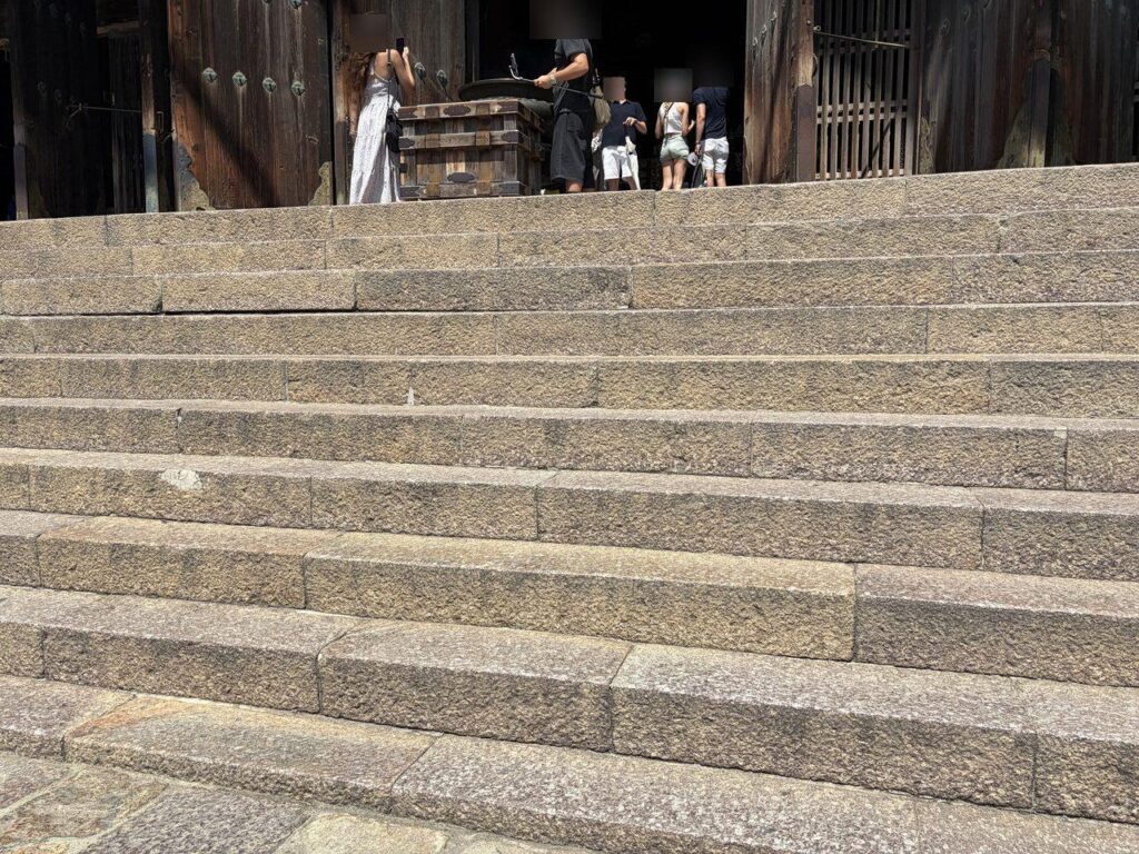 東大寺大仏殿の正面階段を下から見上げたところ。石段が何段も重なっている