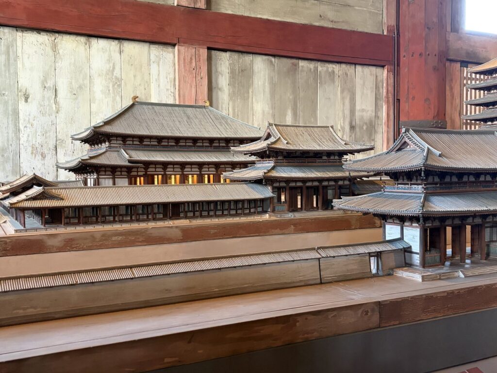 東大寺大仏殿の木製の模型。伽藍全体の形が分かる