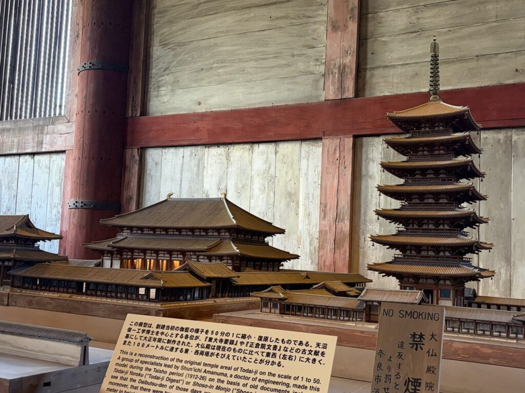 東大寺の伽藍模型を別角度から見たところ。七重塔の模型も並んでいる
