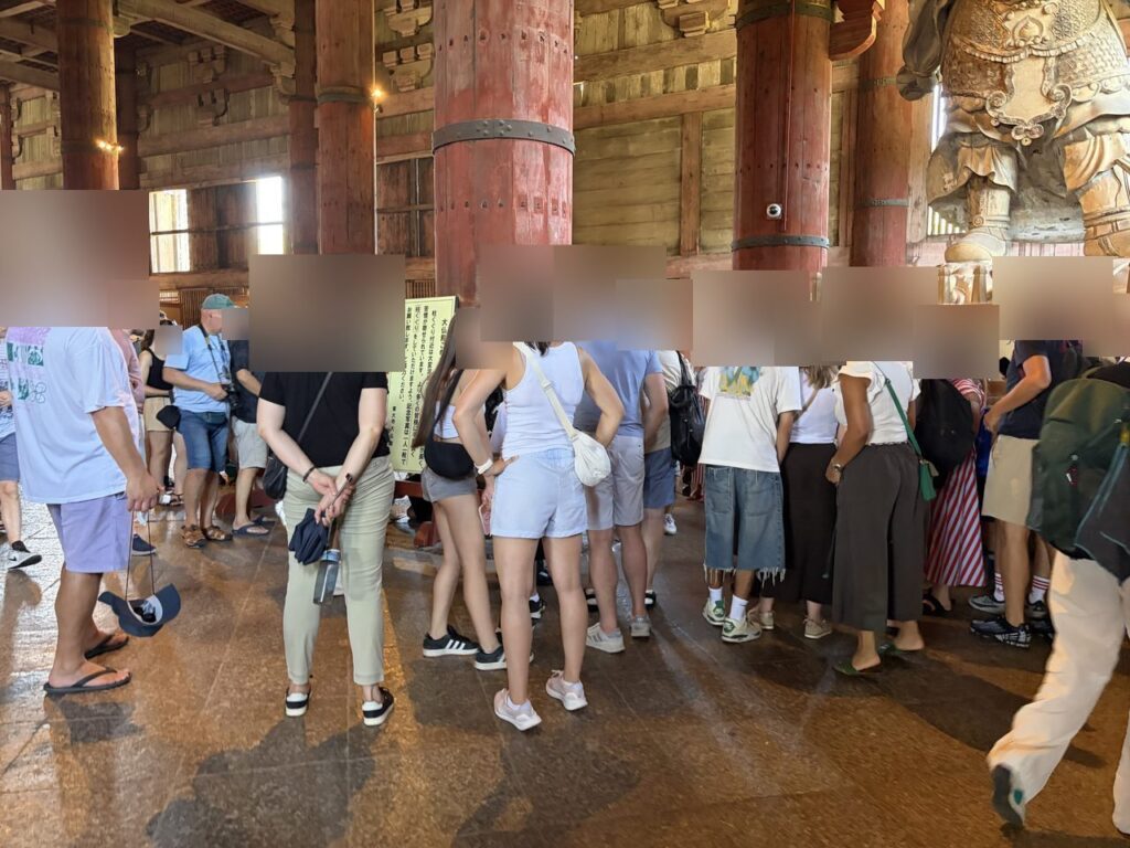 東大寺大仏殿の柱くぐりに並ぶ大勢の観光客
