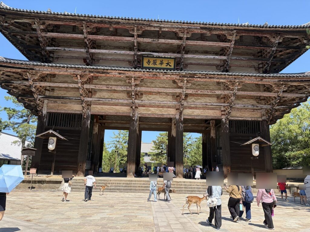 東大寺の南大門を正面から見たところ。「大華厳寺」の額が掛かり、門の下には階段がある