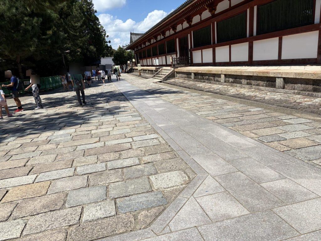 東大寺の参道。左は表面のでこぼこした古い石畳、右は平らに整えられた石畳が中門に向かって続いている