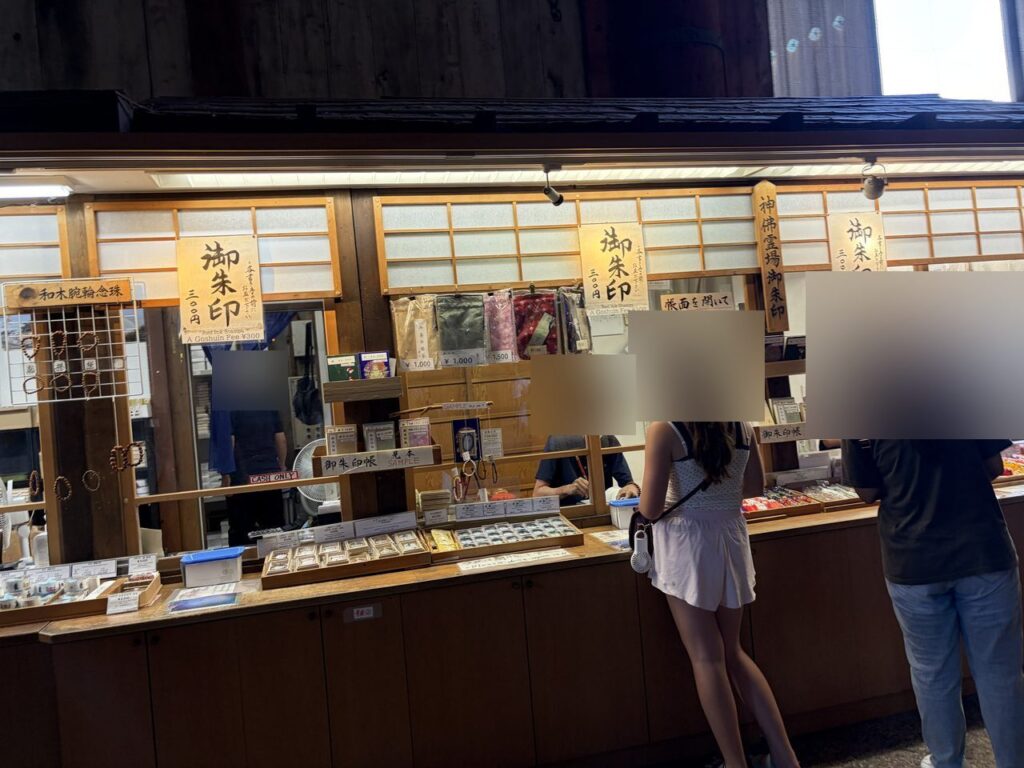 東大寺大仏殿の中の売店。御朱印の受付カウンターに「CASH ONLY」の表示がある