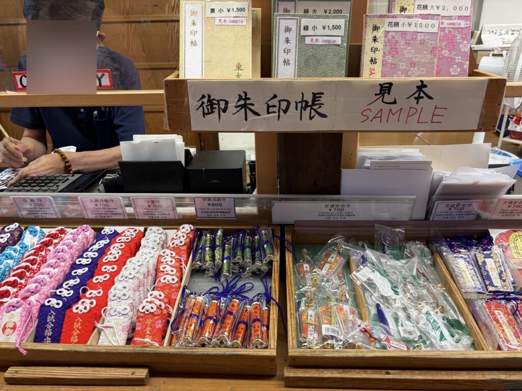 東大寺の売店の御朱印帳の見本が並ぶカウンター